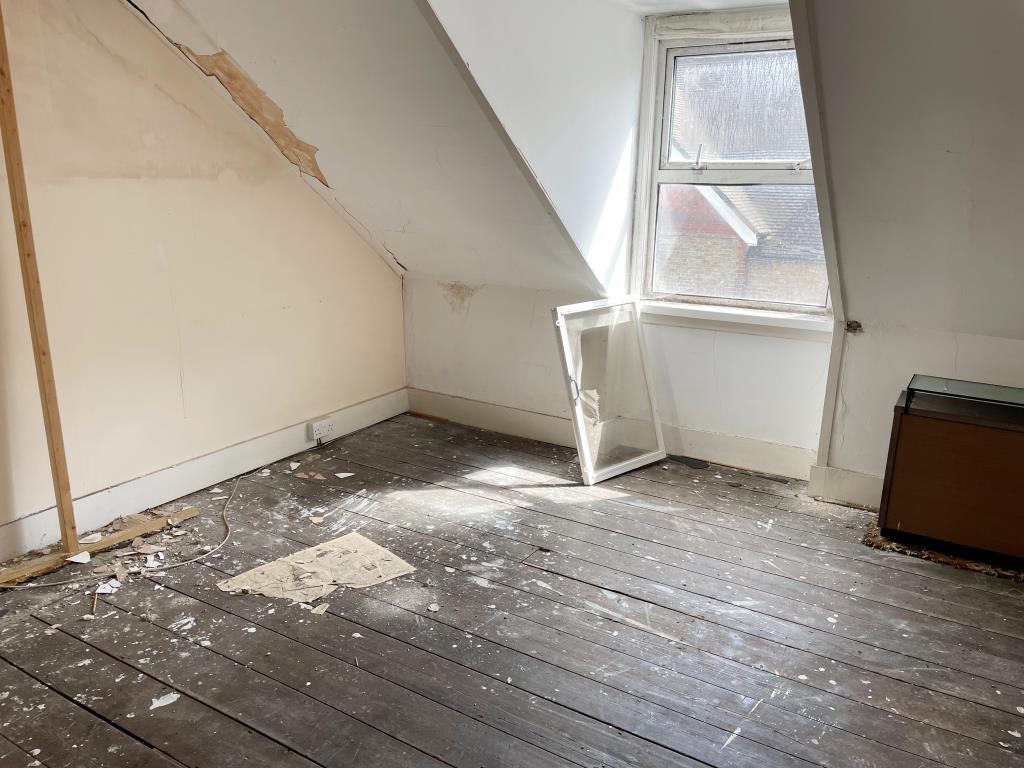 Lot: 160 - TERRACE HOUSE IN NEED OF REFURBISHMENT - Attic bedroom with dormer window